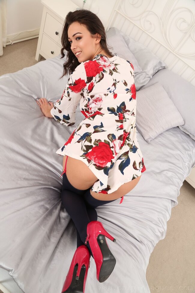 Lauren Louise в сексуальном белье и поясе с подвязками на откровенной фотосессии — фото 5
