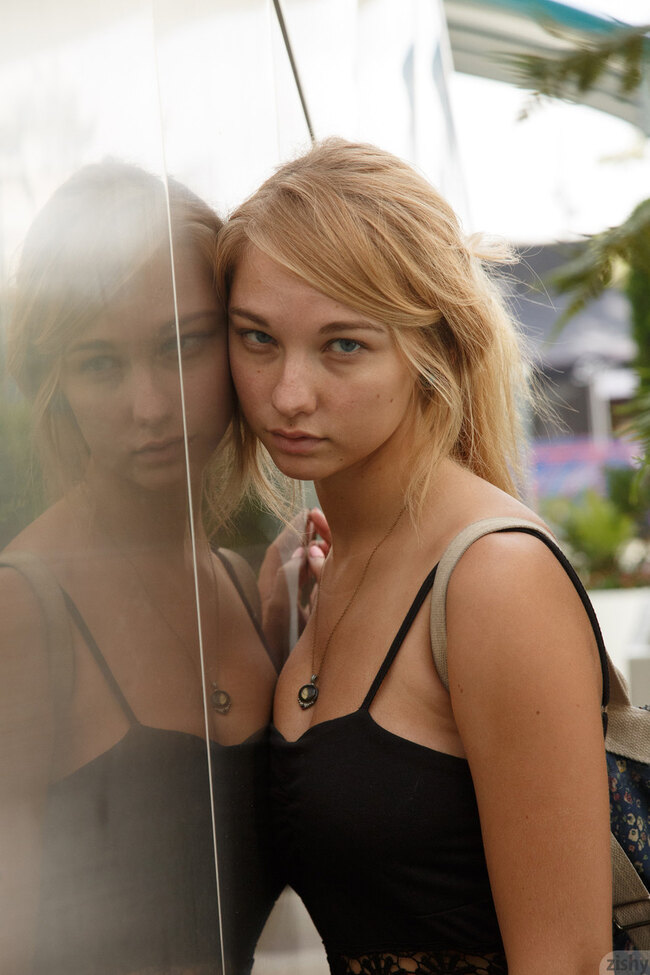 Откровенная фотосессия Lily Ivy с большими натуральными сиськами и обнажённой задницей на публике — фото 9