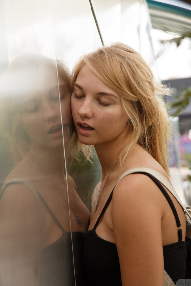 Откровенная фотосессия Lily Ivy с большими натуральными сиськами и обнажённой задницей на публике — фото 10