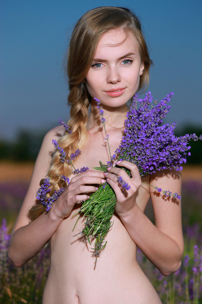 Обнаженная Хани Лиз в эротической фотосессии на открытом воздухе с акцентом на стройное тело и задницу — фото 8