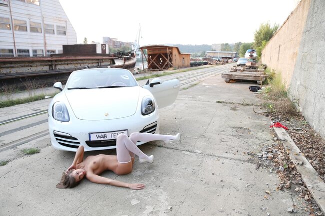 Мария в чулках и каблуках соблазнительно позирует в автомобиле на публике — фото 14