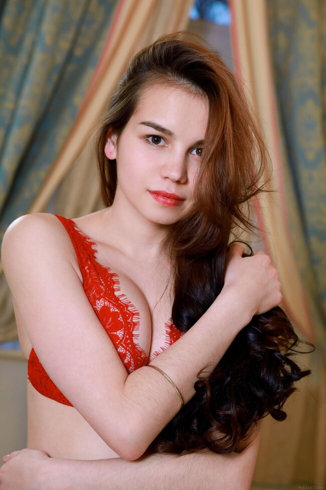 Горячая фотосессия Lorena Lust с крупными планами и откровенным бельем