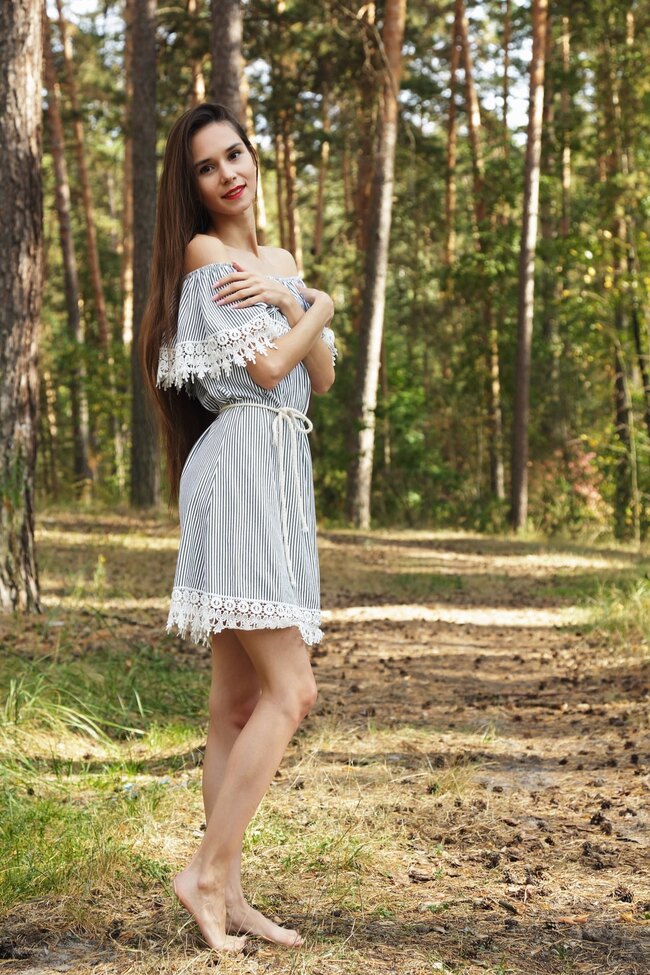 Горячие эротические фотографии Leona Mia в откровенных позах с большими крупными планами