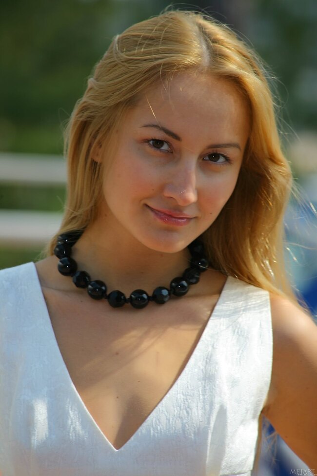Nadine A в откровенной фотосессии на улице в мини-юбке и платье с высокими каблуками
