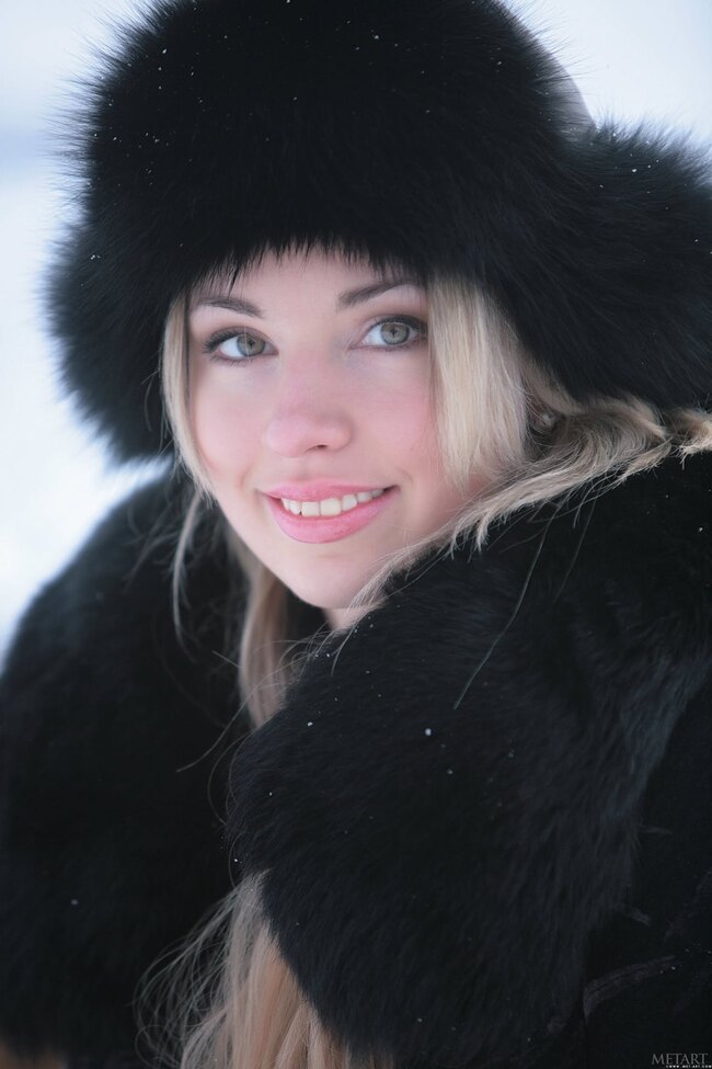 Яркая эротика Natalia B с бритой интимной зоной и сапогами на природе — фото 19