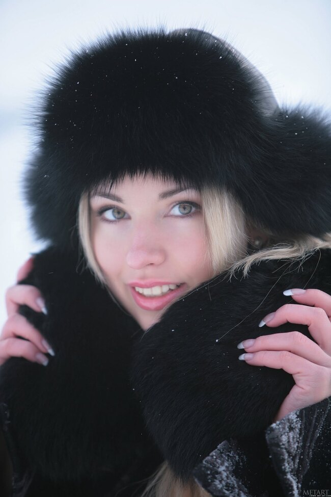 Яркая эротика Natalia B с бритой интимной зоной и сапогами на природе — фото 20