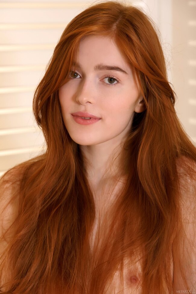 Обнаженная рыжая Jia Lissa возбужденно ласкает свои маленькие сиски и киску — фото 20