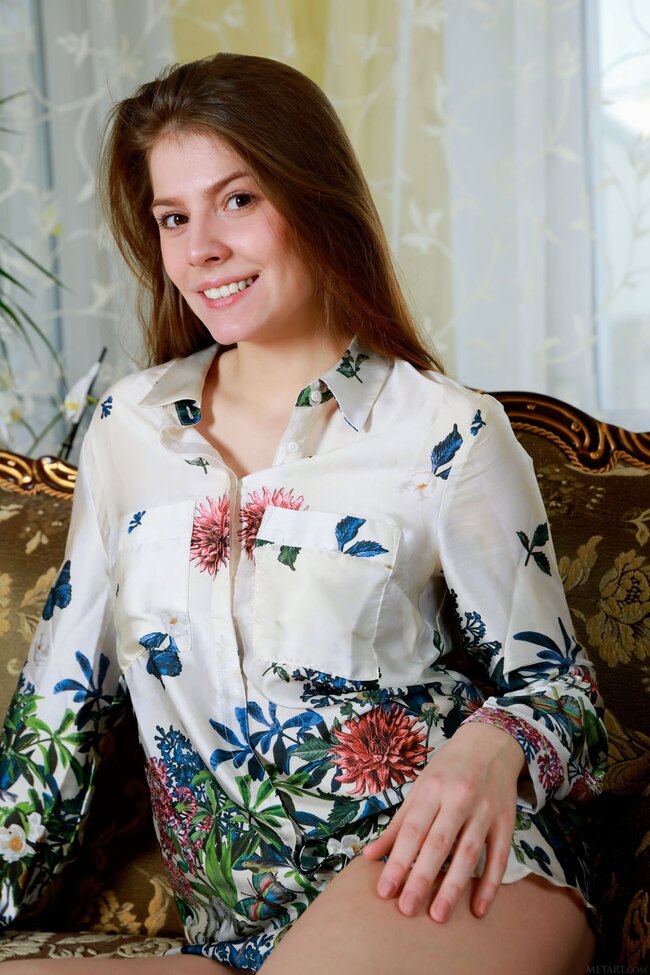 Богиня брюнетка Lauren Swift оголяет большую задницу и раздвигает лысину