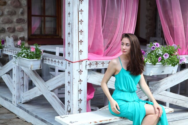 Откровенная фотосессия Assoli на природе с туфлями на каблуках и интимными позами — фото 4