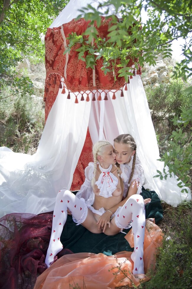 Горячая лесбийская игра Milena Angel и Nika N в лесу с чулками и косичками — фото 15